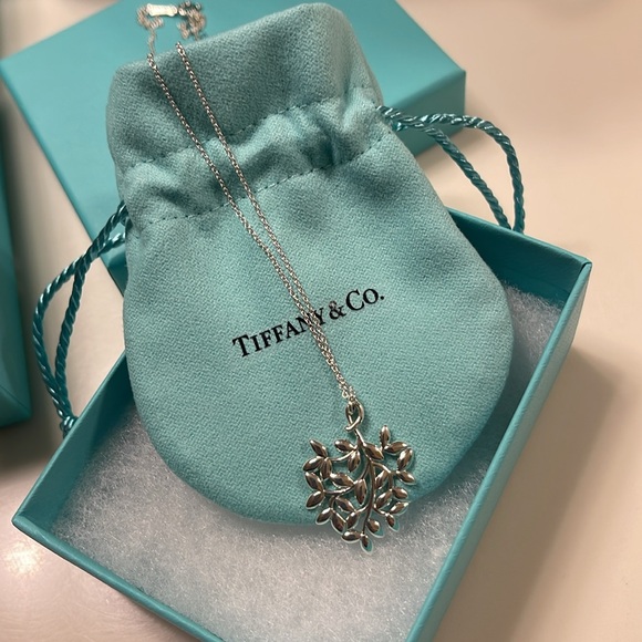 Tiffany & Co. Paloma Picasso Olive Leaf Pendant - EUC - Picture 3 of 10
